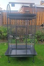 Mooie metalen papegaaienkooi met speel plateau, Dieren en Toebehoren, Vogels | Hokken en Kooien, Ophalen, Gebruikt, Metaal, Vogelkooi