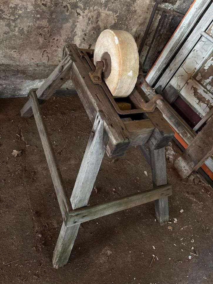 Ouderwetse Wetsteen op Houten Frame, Antiek en Kunst, Antiek | Gereedschap en Instrumenten, Ophalen of Verzenden