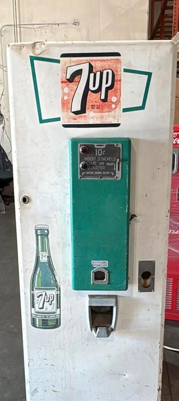 Vintage 7up frisdrankautomaat beschikbaar voor biedingen