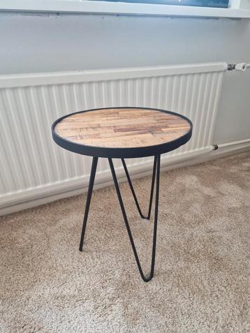 2 bijzettafels/ nachtkastjes te koop beschikbaar voor biedingen