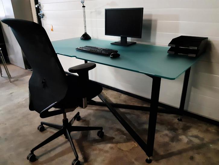 Bureau Industriële met glazen blad, Huis en Inrichting, Bureaus, Gebruikt, Bureau, Ophalen