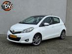 Toyota Yaris 1.3 VVT-i Dynamic GLAZEN DAK KEYLES NAV CAMERA, Auto's, Toyota, Voorwielaandrijving, Euro 5, 4 cilinders, Wit