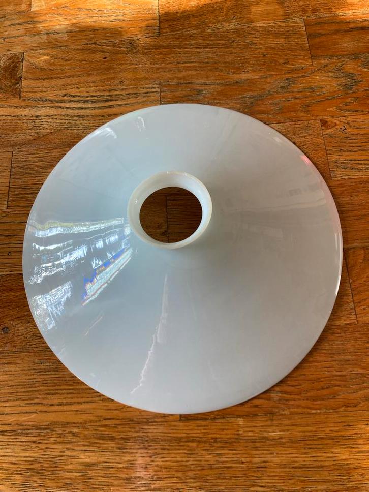 Wit glazen ronde lampenkap Ø26cm , hgt 6 cm.- Onbeschadigd, Huis en Inrichting, Lampen | Lampenkappen, Zo goed als nieuw, Minder dan 25 cm