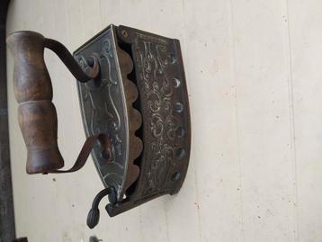 Geel koperen rijkelijk versierde strijkbout.  beschikbaar voor biedingen