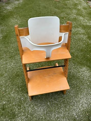 Stokke Tripp Trapp kinderstoel met witte babyset beschikbaar voor biedingen