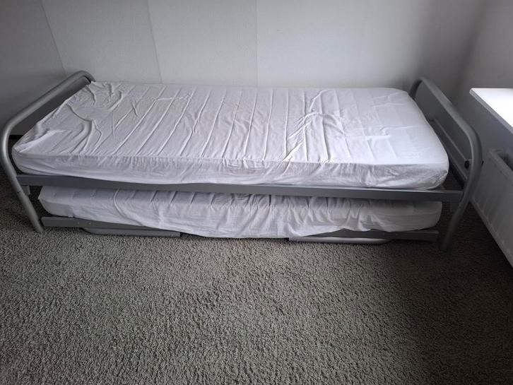 Bed met onderschuifbed - ruimtebesparend!, Huis en Inrichting, Slaapkamer | Bedden, Eenpersoons, Hout, Ophalen