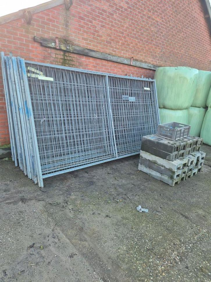 25 Bouwhekken compleet met voeten en klemmen Bouwhek, Tuin en Terras, Tuinhekken en Hekwerk, Gebruikt, Enkelstaafmat hekwerk, IJzer