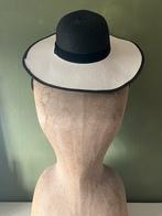 Zwart-witte elegante hoed, Kleding | Dames, Hoeden en Petten, Ophalen of Verzenden, Zo goed als nieuw, One size fits all
