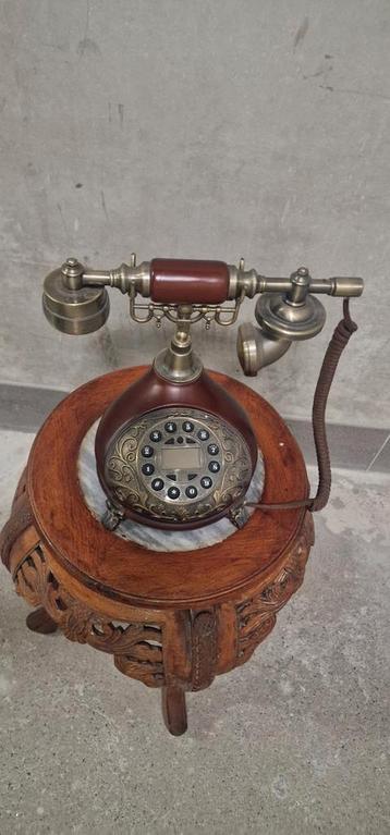 Tafel telefoon  beschikbaar voor biedingen
