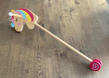 Houten stokpaardje op wielen beschikbaar voor biedingen
