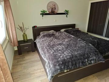 Bedombouw en 2 nachtkastjes excl. Lattenbodem en matras beschikbaar voor biedingen