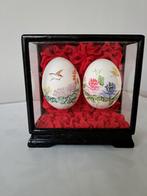 2 handbeschilderde eieren in vitrinekastje, Diversen, Pasen, Ophalen of Verzenden