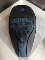 Vespa Sprint zadel - CUSTOM/FENDI/AKRAPOVIC UNIEK!, Fietsen en Brommers, Brommeronderdelen | Scooters, Ophalen, Zo goed als nieuw