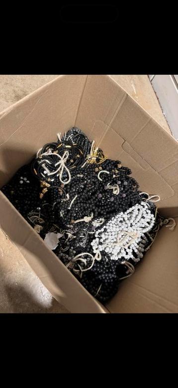 Doos met nieuwe Armbandjes te koop - Design armbandjes beschikbaar voor biedingen