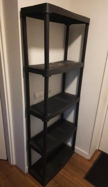 Zwarte boekenkast