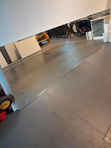 Spiegel op plaat hout. beschikbaar voor biedingen