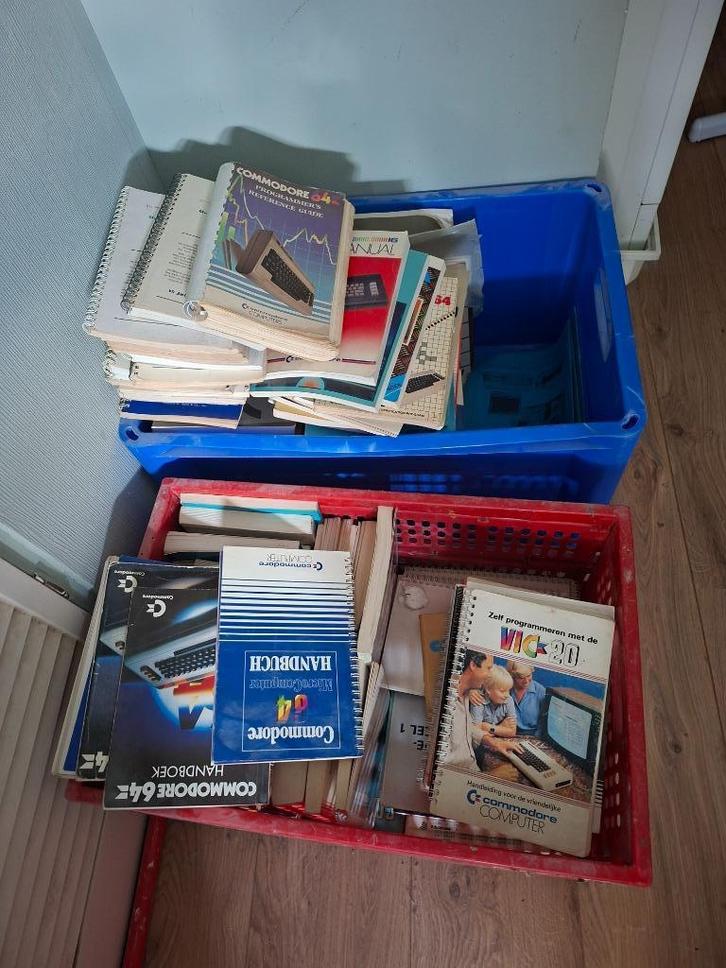 2 grote kisten vol Commodore, Atari en MSX boeken, Computers en Software, Vintage Computers, Ophalen of Verzenden