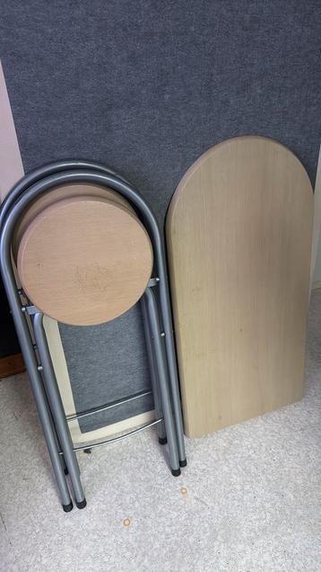 Bartafeltje met Klapkrukjes beschikbaar voor biedingen