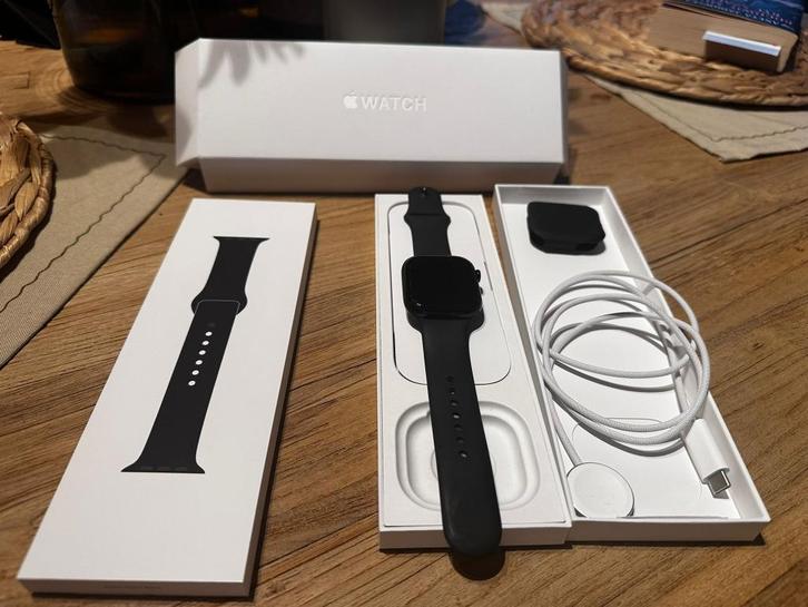 Apple Watch Series 10 GPS 46mm 64GB zwart, Sieraden, Tassen en Uiterlijk, Smartwatches, Zo goed als nieuw, iOS, Zwart, Afstand