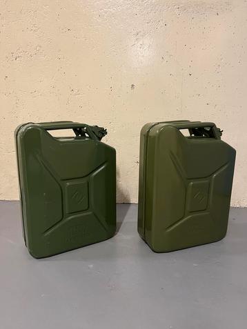 2X Ijzeren Jerrycan 20L + mondstuk beschikbaar voor biedingen