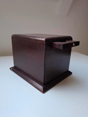 Houten spaarpot met muntlade beschikbaar voor biedingen