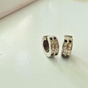Klapcreolen 925 zilver met lichtroze steentjes.  beschikbaar voor biedingen