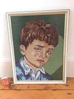 Verdrietig jongetje geborduurd in witte lijst kunststof glas, Minder dan 50 cm, Oorspronkelijke maker, Ophalen of Verzenden, Zo goed als nieuw