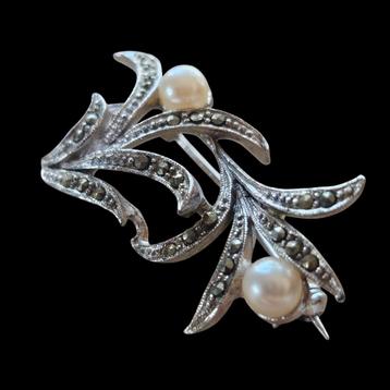 Vintage broche met markasietsteentjes en faux parels  beschikbaar voor biedingen
