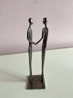 Tin beeldje "Dutch Pewter" twee figuren geven een hand, Ophalen of Verzenden, Gebruikt, Mens