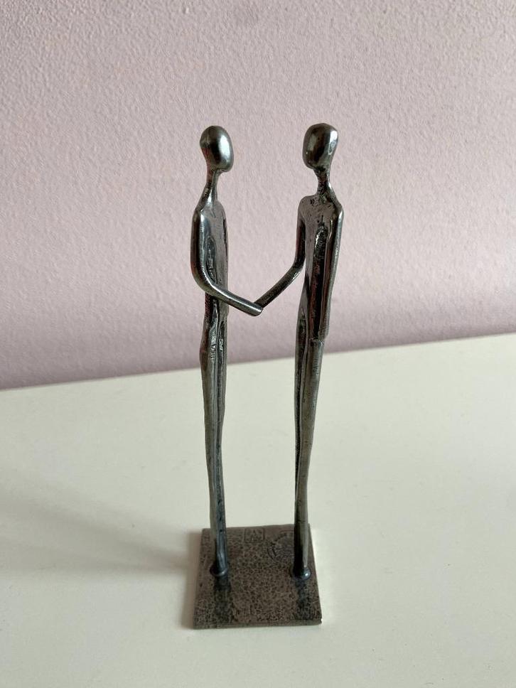 Tin beeldje "Dutch Pewter" twee figuren geven een hand, Verzamelen, Beelden en Beeldjes, Gebruikt, Mens, Ophalen of Verzenden