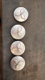 NAAFKAPPEN SET OEM MITSUBISHI (ZILVER) 4252A060, Ophalen of Verzenden, Gebruikt