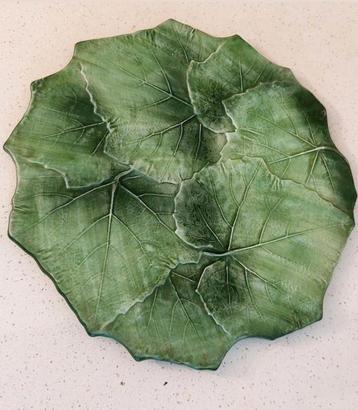 Italiaans bord/schaal met reliëf  beschikbaar voor biedingen