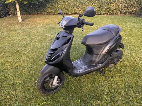 Zip Piaggio C25 (2010) met BOXERHELM, Fietsen en Brommers, Scooters | Piaggio, Gebruikt, Zip, Maximaal 45 km/u, Benzine, Ophalen