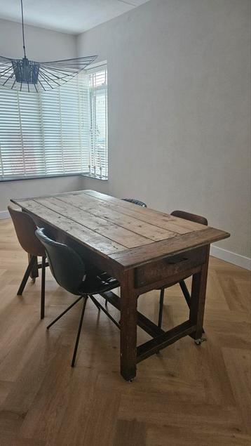 Doorleefde stoere zware houten eettafel of bureau beschikbaar voor biedingen