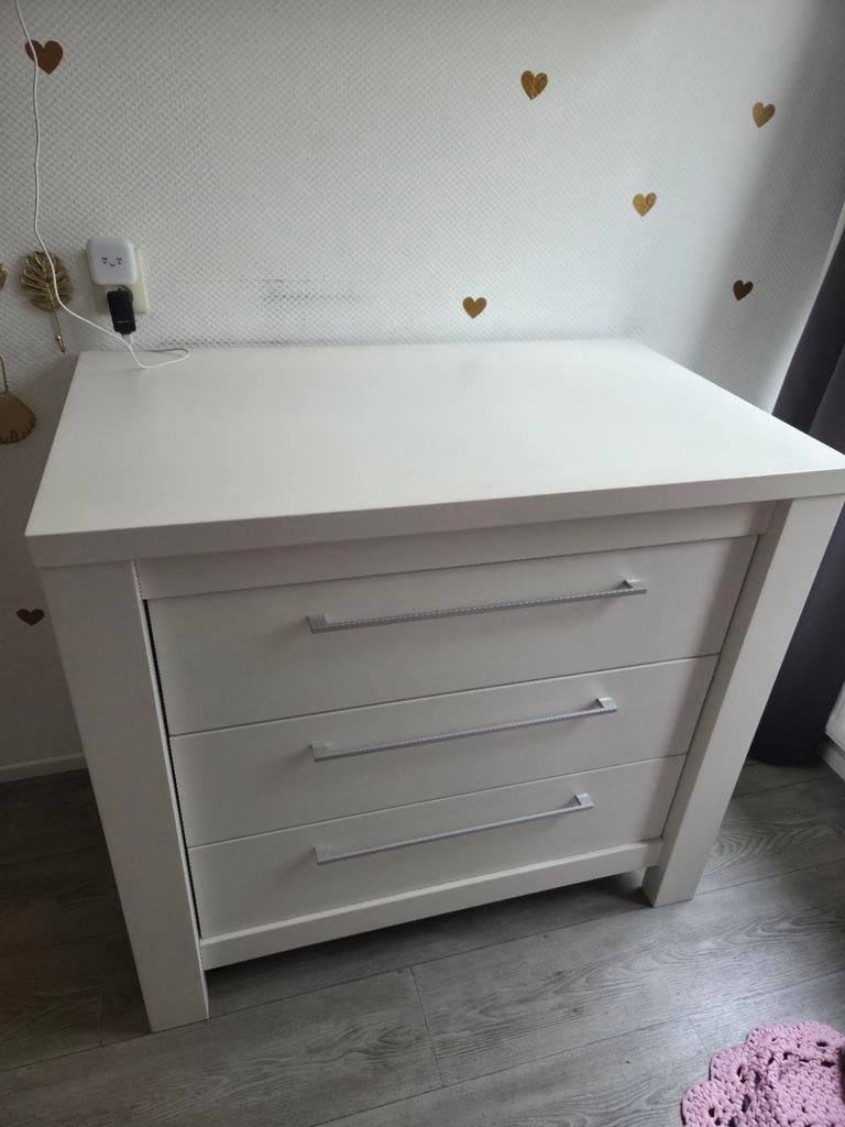 Witte babykamer: bed (incl matras), commode, kast, Kinderen en Baby's, Kinderkamer | Complete kinderkamers, Gebruikt, Jongetje of Meisje