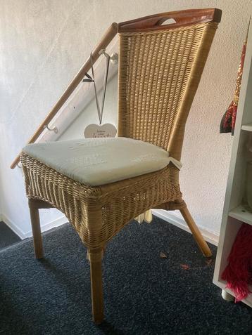 3 Rotan stoelen met houten afwerking beschikbaar voor biedingen