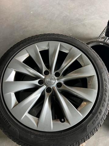 Tesla Model X Slipstream velgen met winterbanden beschikbaar voor biedingen