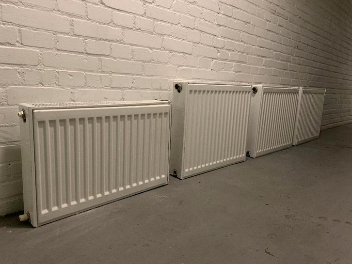 4 stuks dubbele radiatoren met convector., Doe-het-zelf en Verbouw, Verwarming en Radiatoren, Zo goed als nieuw, Radiator, 30 tot 80 cm