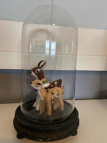 Oude stolp met hertjes - Kerstdecoratie beschikbaar voor biedingen