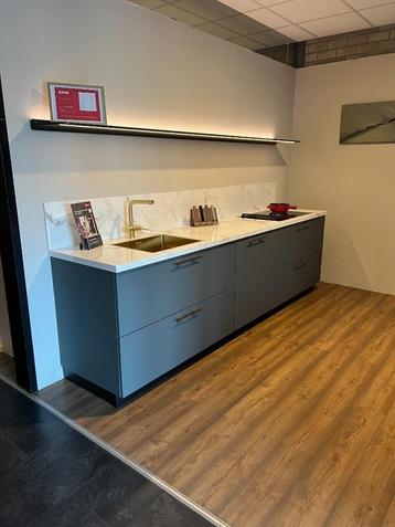 Schmidt keuken dubbelwandig met Neff Collection apparatuur beschikbaar voor biedingen
