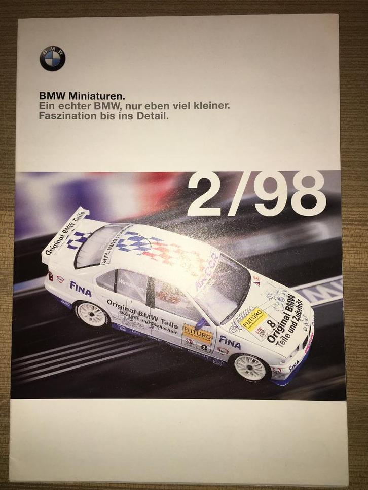 BMW Miniaturen 1998 brochure/folder E1 M5 E39 M3 GTR 320 STW, Boeken, Auto's | Folders en Tijdschriften, Zo goed als nieuw, BMW
