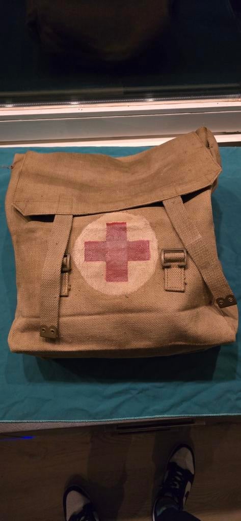 Medical Large Pack met dressings etc, Verzamelen, Militaria | Tweede Wereldoorlog, Ophalen of Verzenden