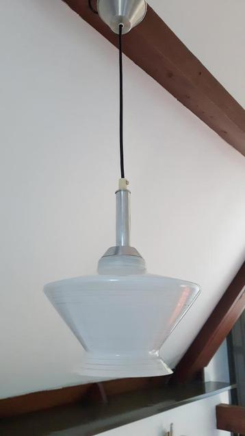 Prachtige hanglamp met bewerkte glazen kap Art Deco beschikbaar voor biedingen