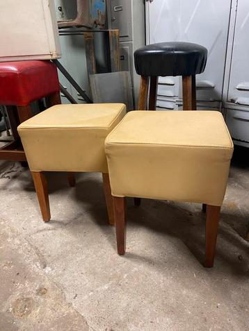 Zeer nette kleine kruk creme leer 46cm hoog beschikbaar voor biedingen