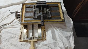 Kruistafel met klem beschikbaar voor biedingen