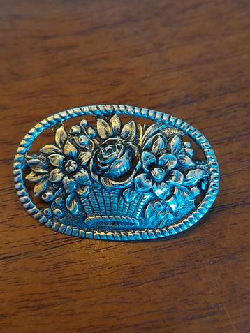 Ovalen zilveren broche met bloemmand motief beschikbaar voor biedingen