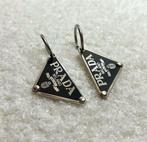 Prada Symbole logo silver earring zwart nieuw, Overige materialen, Hangers, Zwart, Nieuw