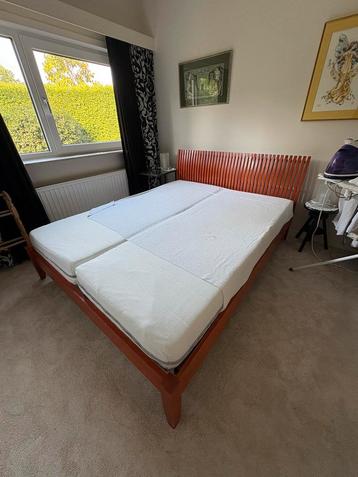 Tweepersoons bed 160x200 met verstelbare lattenbodems beschikbaar voor biedingen