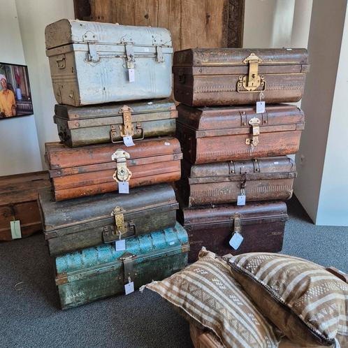 Antieke stalen reiskist / dekenkist uit India, Huis en Inrichting, Woonaccessoires | Kisten, Minder dan 50 cm, Ophalen of Verzenden
