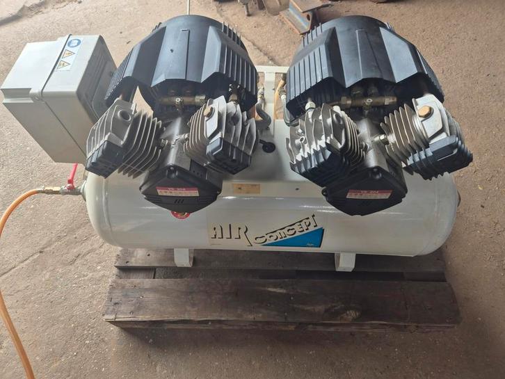 Zeer mooie compressor voor spuiterij of medische gebruik, Zakelijke goederen, Machines en Bouw | Pompen en Compressoren, Ophalen